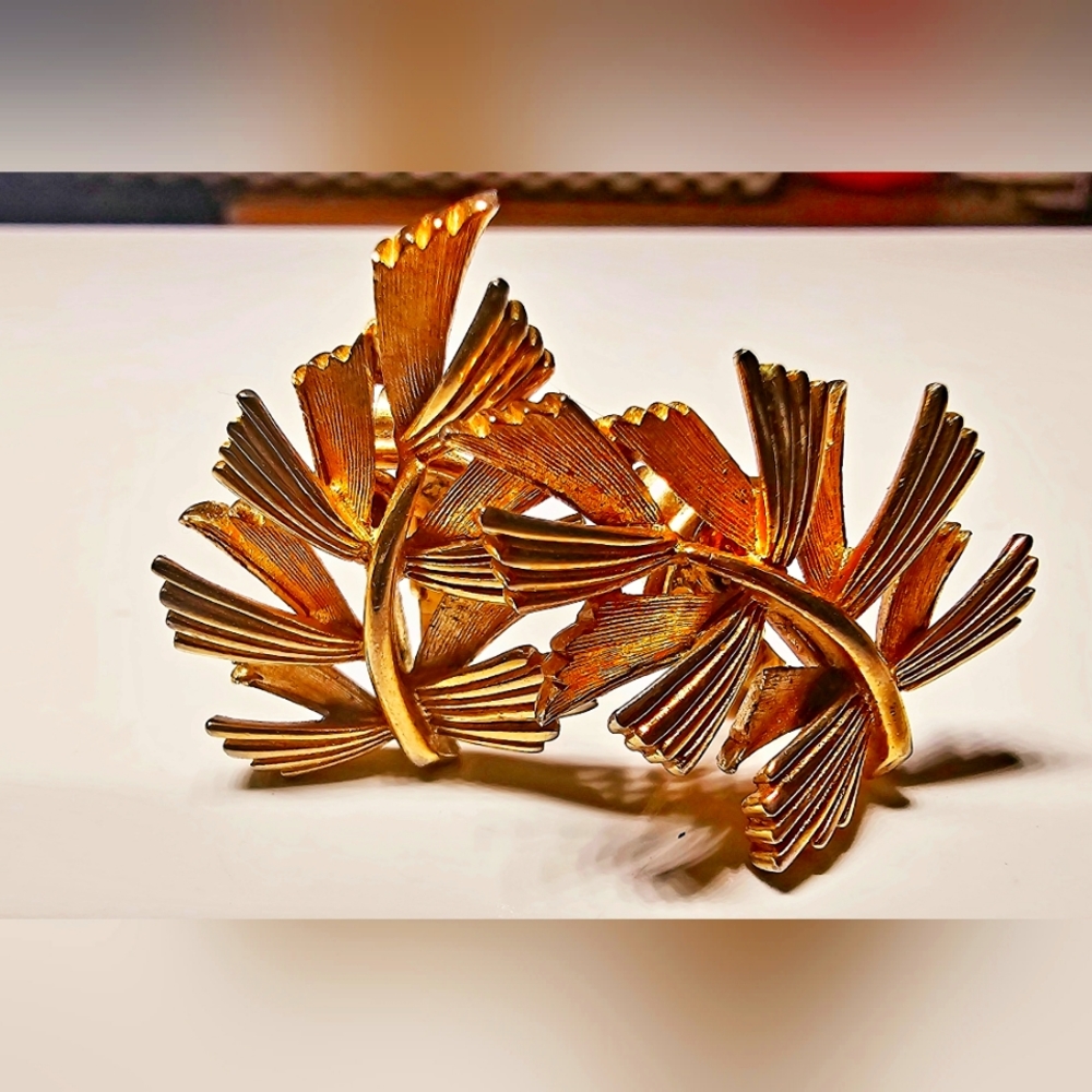 Vintage Crown Trifari mid century fern leaf gold tone clip on earrings